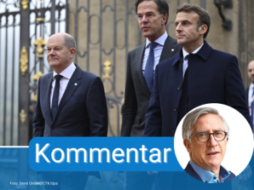 Prag, Anfang Oktober (v.l.): Bundeskanzler Olaf Scholz (SPD), Mark Rutte, Premierminister der Niederlande, und Emmanuel Macron, Präsident von Frankreich, triffen ein am zweiten Tag des Treffens der Europäischen Politischen Gemeinschaft auf der Prager Burg.