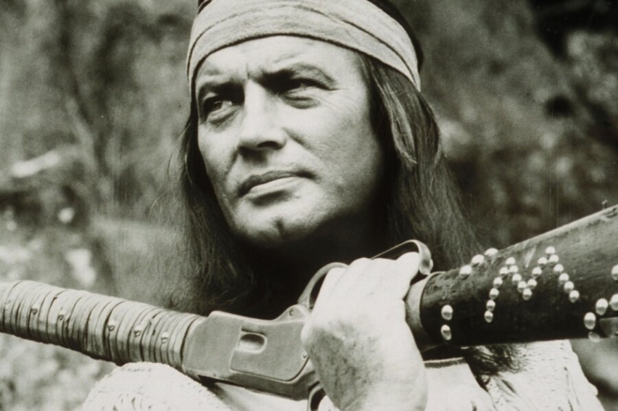 Pierre Brice hat als Darsteller des Apachenhäuptlings Winnetou auf der Leinwand und bei den Karl-May-Festspielen in Bad Segeberg Anteil an der Verbreitung des Wortes "Howgh" als Indianer-Redensart. 