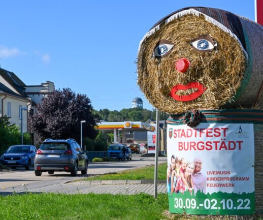 Was Besucher beim Stadtfest in Burgstädt erwartet - An den Ortseingangsstraßen von Burgstädt, hier an der Mittweidaer Straße, haben Bauhofmitarbeiter Strohpuppen aufgestellt, um für das Stadtfest in Burgstädt zu werben, das von Freitag bis Sonntag stattfindet.