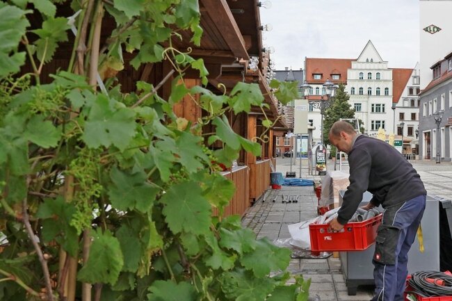 Das Weindorf in Zwickau öffnet am heutigen Freitag seine Tore für Besucher. Sie können ohne Voranmeldung kommen, müssen aber digital oder analog Kontaktdaten hinterlassen. 