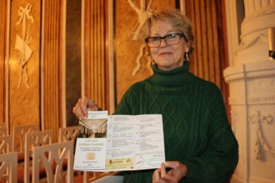 Was Besucher im Schloss Leubnitz im Vogtland in diesem Jahr nicht verpassen sollten - Ursula Klebert vom Verein zeigt das Jahresprogramm.