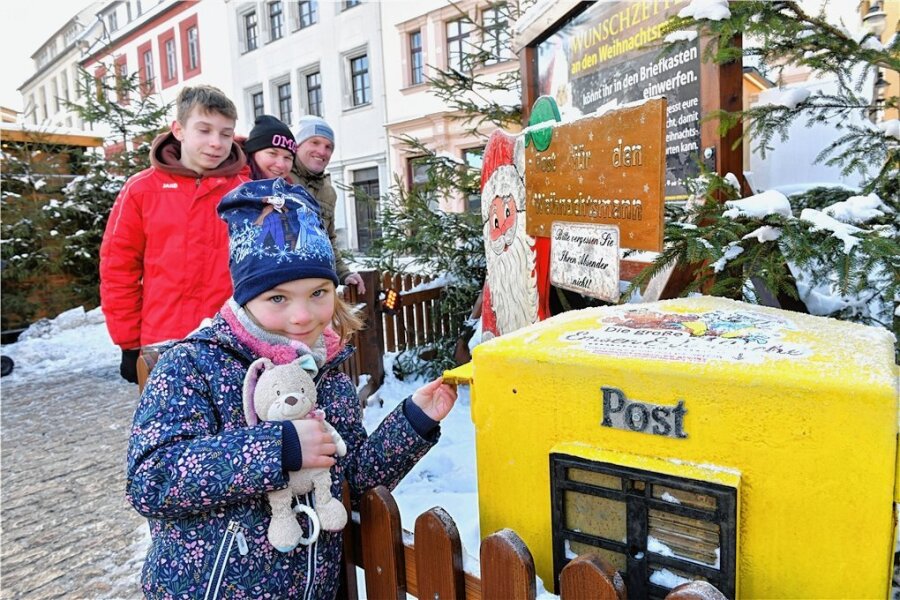 Was bietet Freibergs Christmarkt für die kleinsten Besucher? - Rosalie Wießner entdeckte mit Mama Nadine, Papa Andre und Bruder Diego das erste Mal die Poststelle. Nächstes mal bringen sie den Wunschzettel mit. 