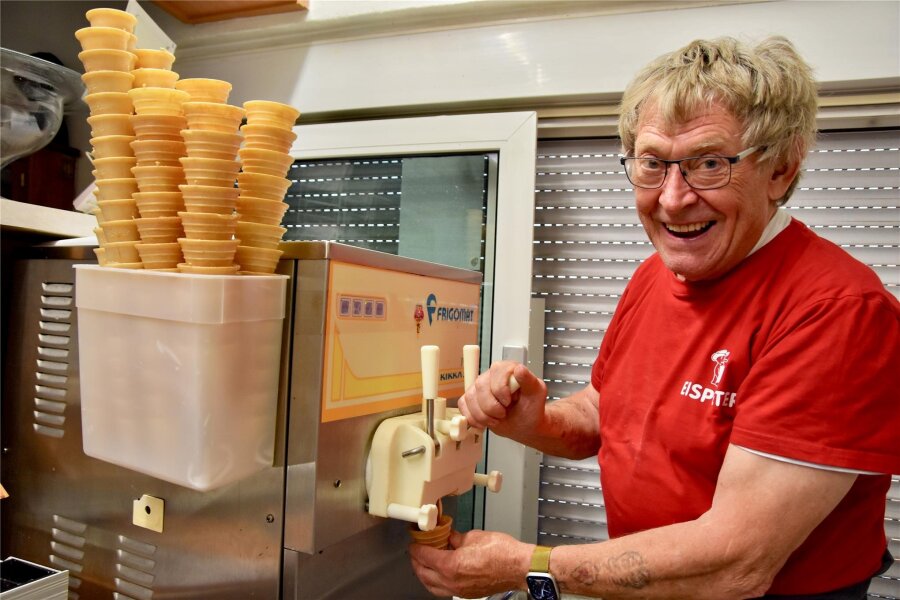 Was Chemnitzer Eishersteller im Winter machen - Peter Kölb alias „Eis-Peter“ aus Glösa öffnet seinen Eisladen am Wochenende zum letzten Mal in diesem Jahr. Am Sonntag findet ein „Reste-Essen“ statt.