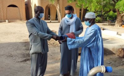 Was Chemnitzer in Timbuktu treiben - Bei der Übergabe der Wasserpumpe fürs Krankenhaus: Djibril Kassogué, Leiter der Einrichtung, Marcel Maïga und Mahamane Wayé Tandina, Krankenhaus-Aufsichtsrat (von links). 