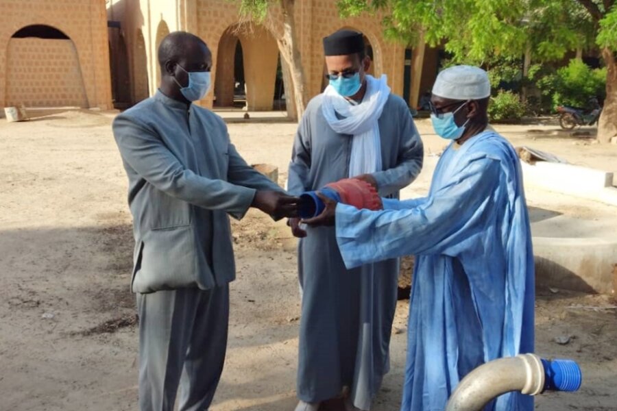 Bei der Übergabe der Wasserpumpe fürs Krankenhaus: Djibril Kassogué, Leiter der Einrichtung, Marcel Maïga und Mahamane Wayé Tandina, Krankenhaus-Aufsichtsrat (von links). 