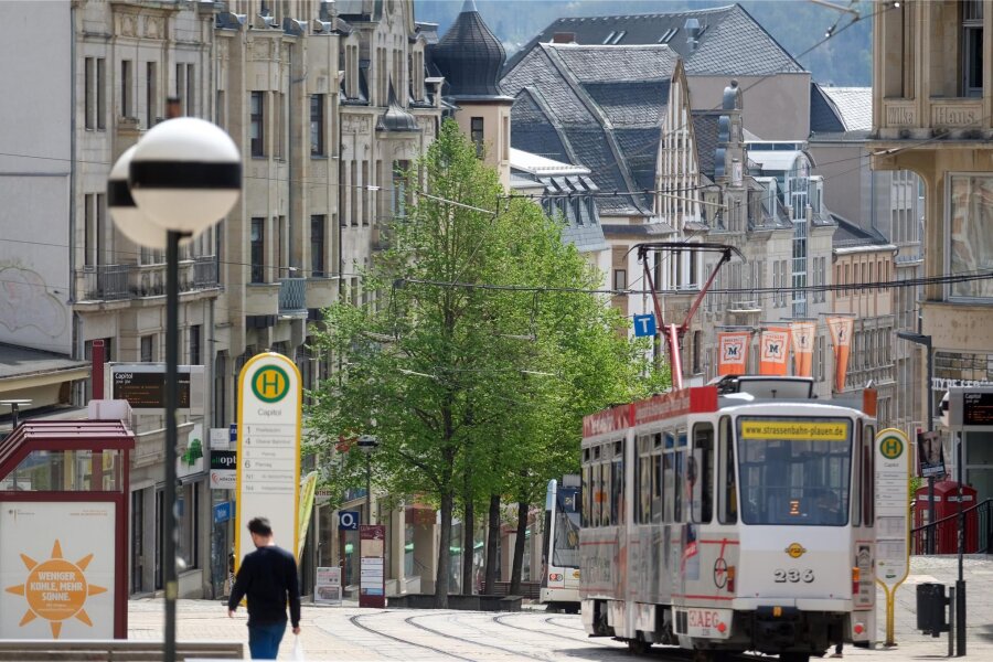 Was das neue Ein-Euro-City-Ticket der Plauener Straßenbahn bietet - Bahnhofstraße in der Plauener Innenstadt: Mit dem neuen City-Ticket können Fahrgäste ab Juli für einen Euro zwischen den Haltestellen Hans-Löwel-Platz und Albertplatz Straßenbahn oder Stadtbus fahren.