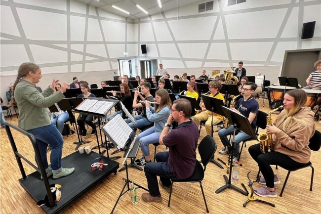 Was den berühmten Gewandhauskapellmeister Kurt Masur mit Frankenberg verbindet - Bei einer Konzertprobe konnten sich die Besucher vom Können des Sinfonischen Blasorchesters unter Leitung von Stadtmusikdirektorin Janice Stand (l.) überzeugen. Es erklangen unter anderem ein Beatles-Medley, lateinamerikanische Stücke und Musik der Rockband Queen. 
