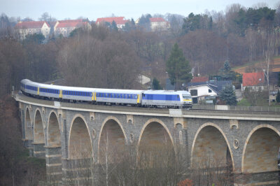 Täglich sind rund 4500 Fahrgäste auf der Bahnstrecke zwischen Chemnitz und Leipzig, hier eine Aufnahme des Zuges auf dem Viadukt in Heinersdorf in Richtung Chemnitz, unterwegs. Am vorigen Wochenende kam es zu mehreren Zugausfällen, nachdem eine Lok Probleme mit der Bordelektrik hatte.