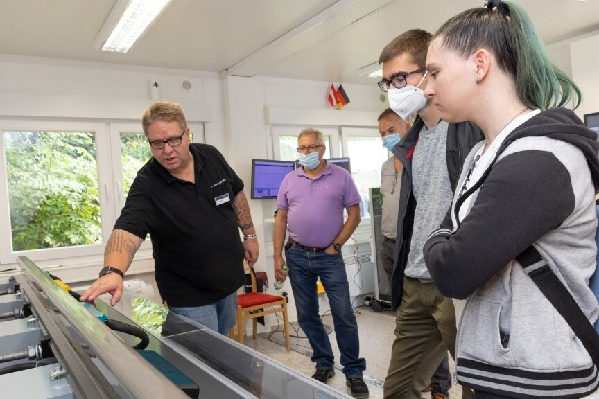 Was der Bahnforschungscampus in Annaberg-Buchholz bringen soll - Was hat es mit dem Bahnforschungscampus und beteiligten Firmen auf sich? Davon konnten sich Schüler ein Bild machen - etwa bei Vertretern von Frauscher Sensortechnik. 