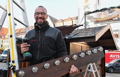 Was der Christmarkt bietet - Axel Kunze aus Großenhain verkauft Glühwein in seinem Kupferkessel: "Ich bin gern in Freiberg, liebe das Publikum, meine Stammgäste sind schon wie meine." 