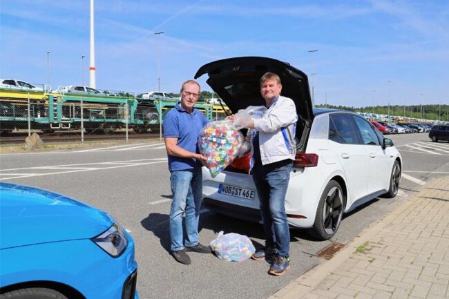 Was der Ex-IHK-Präsident von Zwickau  an Flaschendeckeln findet - Der frühere IHK-Chef Bernd Fritzsche (l.) mit Henri Sippel, der bei VW arbeitet. Auch der Autobauer unterstützt die Sammler. 