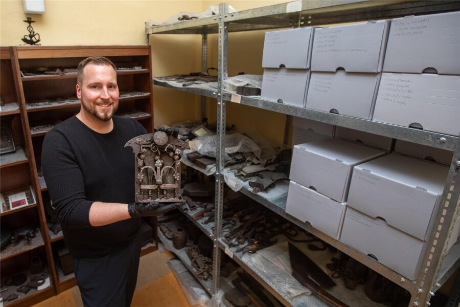 Was der neue Chef des Plauener Vogtlandmuseums anpacken will - Der neue Chef im Vogtlandmuseum: Sebastian Dressel legt viel Wert auf die korrekte Verpackung und Verwahrung der Museumsobjekte im Depot.