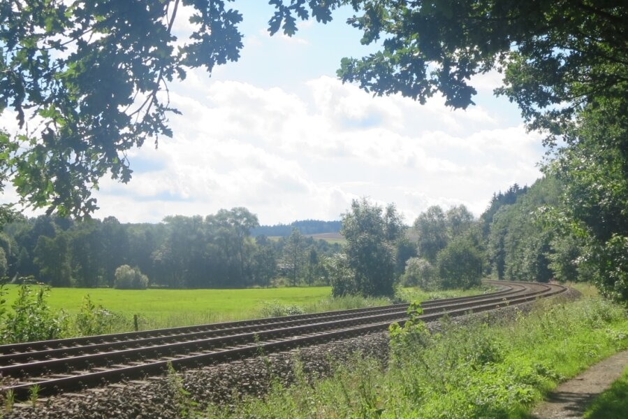 Was der neue Regionalplan für den Vogtlandkreis vorsieht - Die Bahnstrecke Plauen-Eger/Cheb - hier am Rand des Oelsnitzer Stadtwalds Röhrholz Richtung Hundsgrün/Dreihöf - soll wieder für den Fernverkehr genutzt werden, betonten die Verfasser des Regionalplans. 