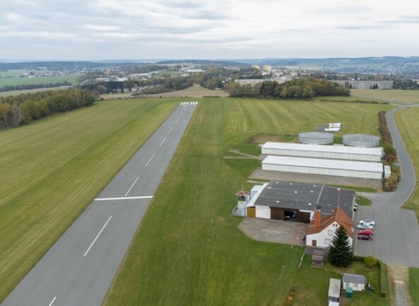 Was der neue Regionalplan für den Vogtlandkreis vorsieht - Der Flugplatz Auerbach soll als Verkehrslandeplatz erhalten und bei Bedarf weiter ausgebaut werden - so steht es im Regionalplan. Die Start- und Landebahn (links) ist 800 Meter lang. 