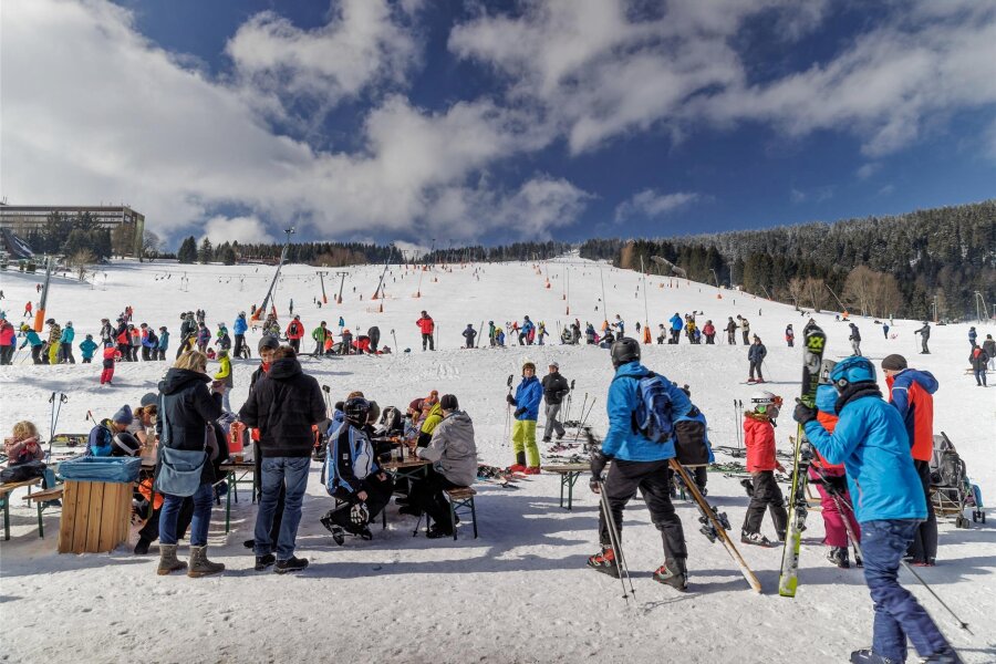 Was der Spaß auf Skipisten im Erzgebirge kostet - Bestes Skiwetter am Fichtelberg. Dagegen hätten sicher weder die Wintersportler noch die Verantwortlichen in Oberwiesenthal zum Saisonstart am Mittwoch etwas einzuwenden.