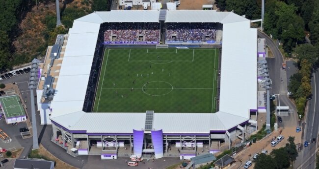 Volle Ränge in lila-weiß: Beim Freundschaftsspiel des FC Erzgebirge Aue gegen den FC Schalke 04 zur offiziellen Eröffnung war das Erzgebirgsstadion Ende Juli 2018 ausverkauft. 