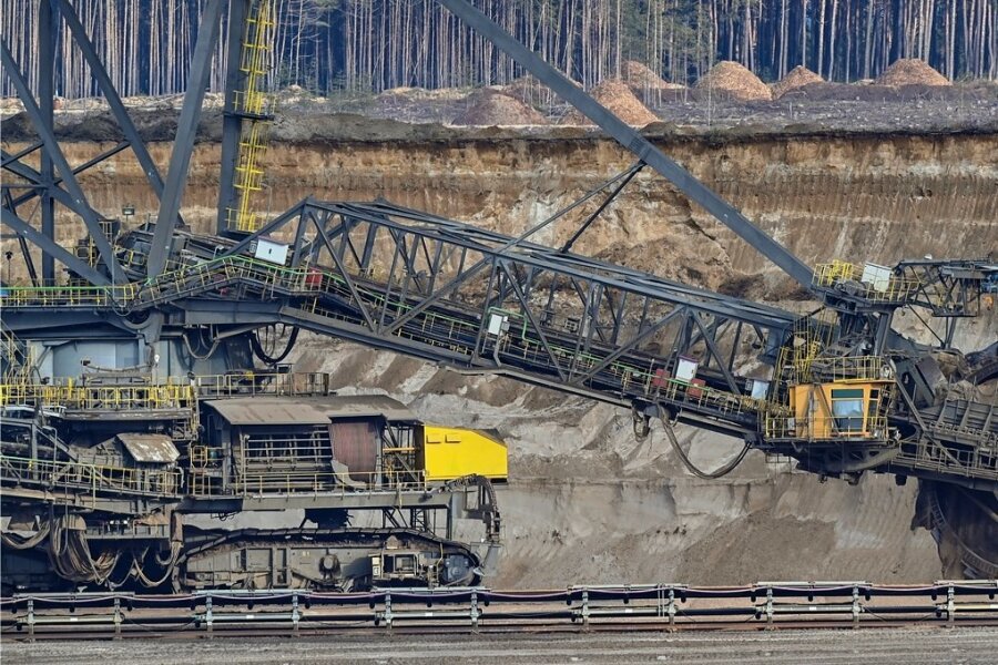 Was der Stopp des Tagebaus Jänschwalde für die Stromversorgung bedeutet - Noch frisst sich der Schaufelradbagger durch den Tagebau Jänschwalde. Doch ab 15. Mai muss er wohl stillstehen. 