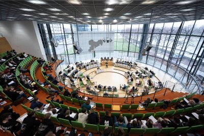 Was die AfD mit einem Drittel der Landtagssitze in Sachsen mitbestimmen könnte - Der Landtag in Sachsen: Was würde passieren, wenn die AfD die CDU bei der Wahl 2024 als stärkste Fraktion ablöst?
