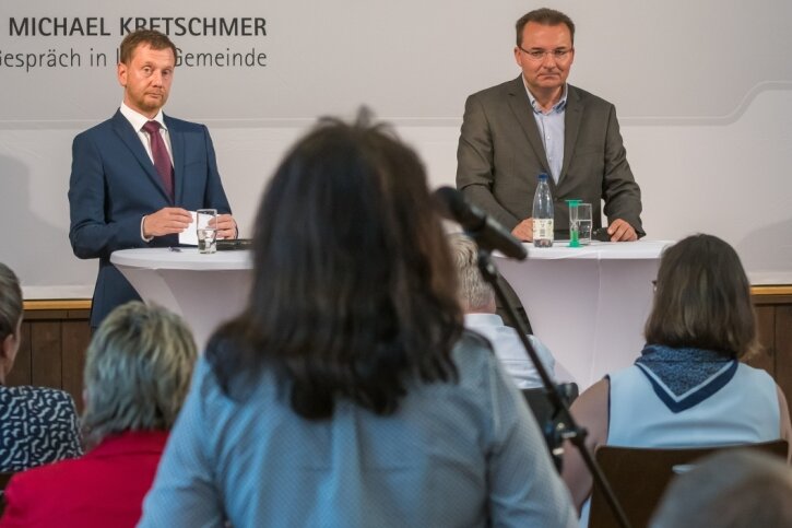 Was die Bürger von Michael Kretschmer wissen wollten - Bürgermeister Ingolf Wappler (Mitte) moderierte die Gesprächsrunde mit Ministerpräsident Michael Kretschmer und Landrat Frank Vogel. 
