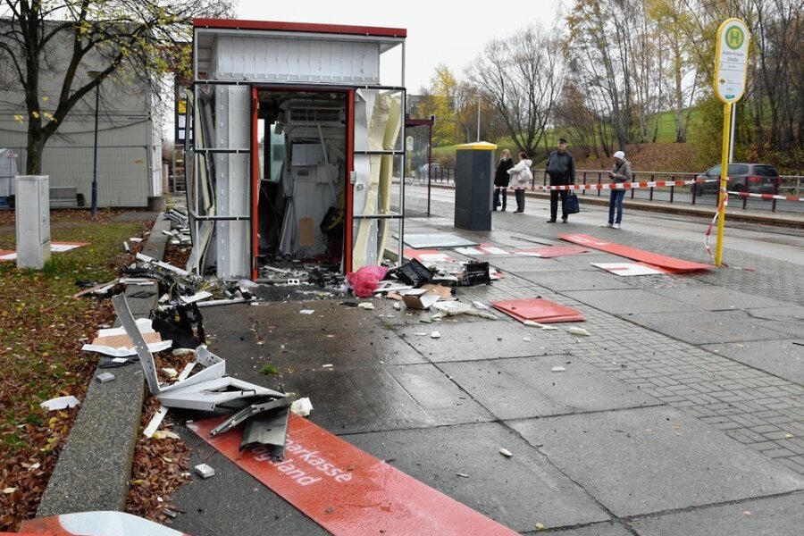 Was die Ermittlungen der Polizei nach der jüngsten Automaten-Sprengung in Plauen bislang ergaben - Der zerstörte Sparkassen-Container in Plauen am Morgen nach der Sprengung eines Geldautomaten: Trümmer flogen bis zu 30 Meter weit. Zum Glück war bei der Detonation niemand in der Nähe. 