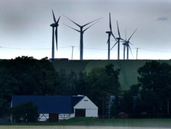 Was die Gemeinde Striegistal mit Wembley verbindet - Blick vom Gewerbegebiet Berbersdorf über Schmalbach zum Windpark am Saubusch. Dieser ist für eine Kraftwerkserneuerung vorgesehen, also die Nutzung neuer, effektiverer Teile.