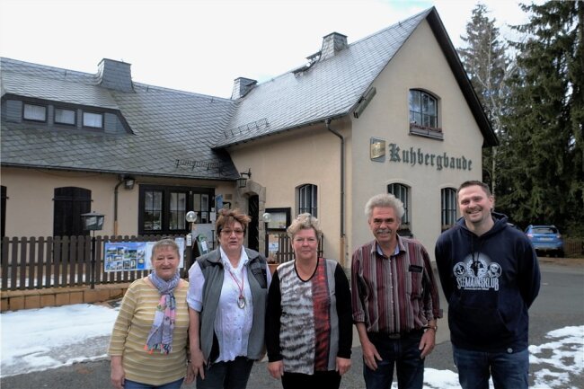 Das aktuelle Team der Kuhbergbaude: (von links) die Kellnerinnen Dagmar Schneegaß und Ina Preiwuß sowie die Wirtsfamilie mit Evelyn, Christian und Christoph Müller.