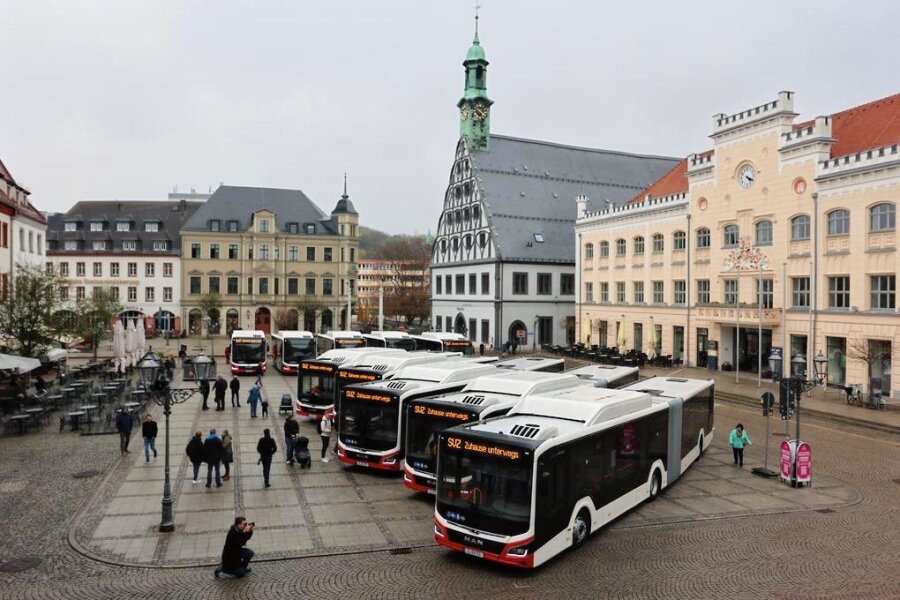 Was die neuen Omnibusse für Zwickau alles können - Zehn neue Busse stellten die Städtischen Verkehrsbetriebe Zwickau am Dienstag auf dem Hauptmarkt vor. 