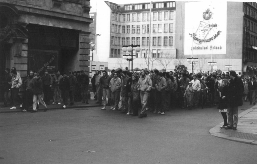 Was die Opposition am 15. Januar '89 lernte - Historische Aufnahme vom 15. Januar 1989: die ersten Demonstranten in Leipzig.
