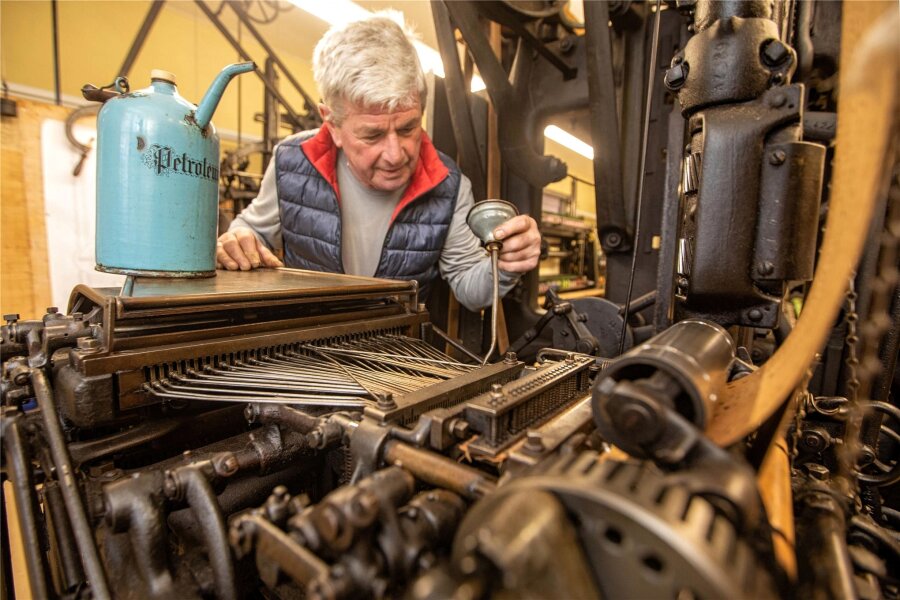 Was die Plauener Schaustickerei in diesem Jahr vorhat - Stephan Riedel, gelernter Stickmaschinenmonteur, nutzt die derzeitigen Renovierungsarbeiten, um die alten Stickmaschinen zu reinigen und zu ölen. Das Foto zeigt ihn an einer Vomag-Maschinen aus dem Jahre 1913.