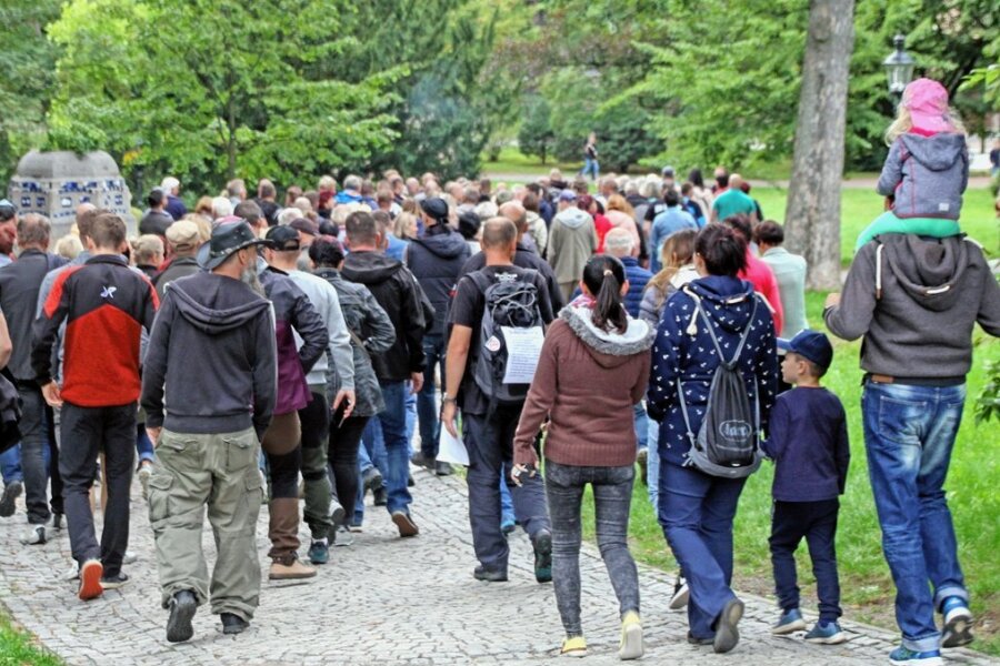 Was die Polizei zu den Protesten in Freiberg sagt - Rund 630 Teilnehmer zählte allein der nicht angemeldete Aufzug durch Freiberg am Montag dieser Woche. Die anschließende Demonstration auf dem Obermarkt besuchten rund 800 Menschen. 