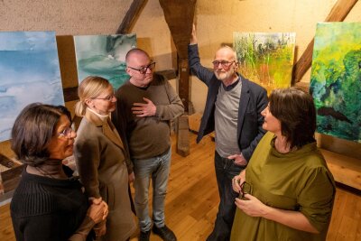 Was die scheinbar flüssigen Bilder der neuen Schau „Denkräume“ in der Galerie im Plauener Malzhaus so besonders macht - Die Künstlerin Andrea Kuehl (rechts) im regen Austausch mit den Besuchern der Vernissage.