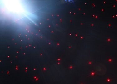 Was die Sterne zum Funkeln bringt - Effektvoller Technik-Einsatz: Rot leuchtender Sternenhimmel auf der Gewandhaus-Bühne. 