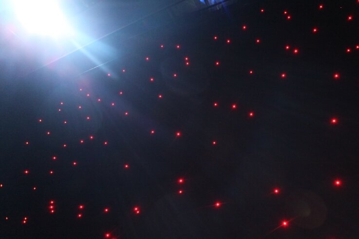 Effektvoller Technik-Einsatz: Rot leuchtender Sternenhimmel auf der Gewandhaus-Bühne. 