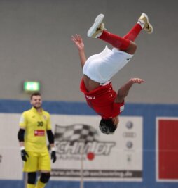 Was die Tabellenführung wert ist - Hohenstein-Ernstthal steht Kopf: Mit einem 10:1-Erfolg über Penzberg haben Paulo Garibaldi - der hier einen Treffer artistisch feiert - und sein Team die Spitzenposition in der Futsal-Bundesliga erobert. 