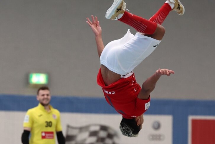 Was die Tabellenführung wert ist - Hohenstein-Ernstthal steht Kopf: Mit einem 10:1-Erfolg über Penzberg haben Paulo Garibaldi - der hier einen Treffer artistisch feiert - und sein Team die Spitzenposition in der Futsal-Bundesliga erobert. 