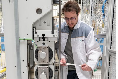 Was die Wasserstoff-Forschungsfabrik im Chemnitzer Fraunhofer-Institut schon alles kann - IWU-Mitarbeiter Martin Wagner an einer Walzmaschine, in der mittels Hohlprägeverfahren die Komponenten von Bipolarplatten fortlaufend hergestellt werden können.
