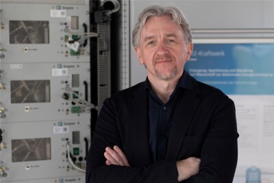 Was die Wasserstoff-Forschungsfabrik im Chemnitzer Fraunhofer-Institut schon alles kann - Mark Richter, Leiter des Geschäftsfeldes Klimaneutraler Fabrikbetrieb, im H2-Kraftwerk. In einem Elektrolyseur wird Wasser in Wasserstoff und Sauerstoff aufgespalten.