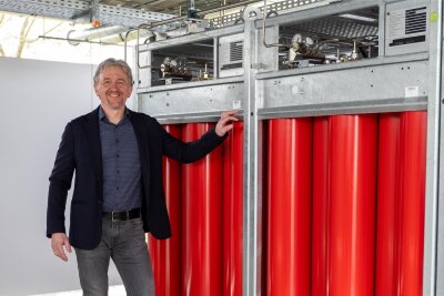 Was die Wasserstoff-Forschungsfabrik im Chemnitzer Fraunhofer-Institut schon alles kann - Der im Elektrolyseur durch elektrischen Strom erzeugte Wasserstoff wird durch einen Kompressor auf bis zu 300 bar verdichtet und in 72 Tanks gespeichert.