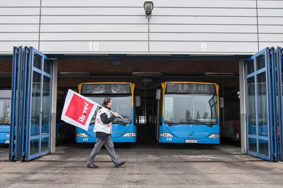 Was droht Chemnitz zum Warnstreik bei der CVAG am Freitag? - Am Freitag sollen auch in Chemnitz die Busse und Bahnen des öffentlichen Nahverkehrs in den Depots bleiben. Die Gewerkschaft Verdi ruft ganztägig zum Warnstreik.