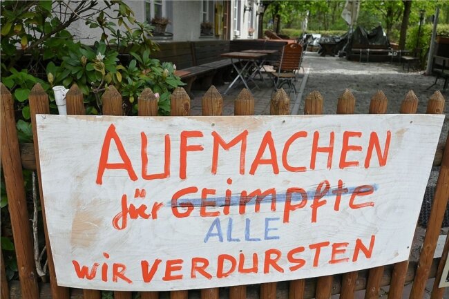 Ist die Geduld allmählich zu Ende? Ein Banner mit der Forderung, die Biergärten wieder zu öffnen, hängt am Zaun eines Biergartens in München. 