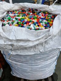 Was ein Ex-IHK-Präsident an Flaschendeckeln toll findet - 100 Kilogramm wiegt dieser prall gefüllte Sack. Die Deckel werden recycelt.