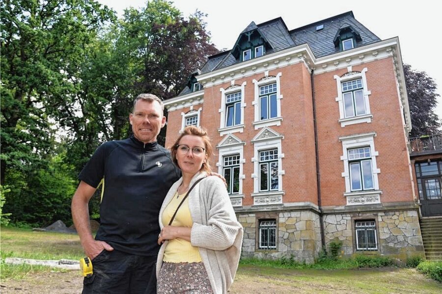 Was ein Prediger aus Holland in Oelsnitz aufbaut - Theo Tolsma mit seiner Frau Karin vor der Villa in Oelsnitz, die sie „Vogtlandperle“ nennen. Karin ist eine gebürtige Oelsnitzerin.