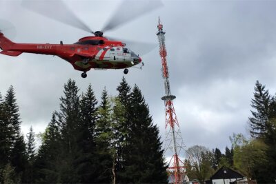 Was ein Schweizer Super-Puma in Schöneck macht - Der Hubschrauber vom Typ Super-Puma im Einsatz am Funkturm Schöneck.