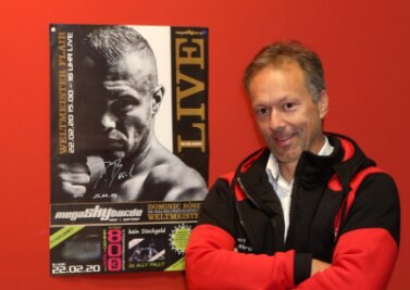Was ein Spielhallenbetreiber mit einem Box-Champion zu tun hat - Sven Meyer neben einem Plakat, das den Profiboxer Dominic Bösel zeigt. 
