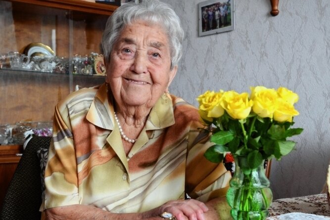 Was eine 105-Jährige glücklich macht - Unternehmungslustig ist Marianne Drabek mit 105 Jahren immer noch. Gerne würde sie mit jemandem mal wieder Halma oder Karten spielen. All ihre Bekannten von früher haben ihr hohes Alter nicht erreicht. 