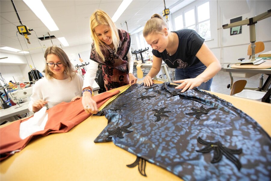 Was eine ehemalige Modedesignerin tschechischen Austauschschülern in Plauen lehrt - Die Schülerinnen Květoslava, Martina und Adela (von links) lernen im dritten Jahr an der Textilschule in Liberece und schneidern derzeit einen Tellerrock. Das sei Mode, die sie selbst jederzeit tragen würden, sagen sie.