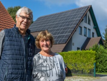 Was eine Familie die Energiewende kostet - Die Adresse ist Programm: Barbara und Wolfgang Oehlmann leben "An der Sonnentrasse". Die Familie baute sich eine Photovoltaik-Anlage mit Speichern ins Haus, um unabhängiger vom Energiemarkt zu sein. 