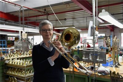 Was eine Instrumentenmacherin nach zwei Jahren Krise umtreibt - Metallblasinstrumentenmachermeisterin Kerstin Voigt in der Produktion der Markneukirchner Meisterwerkstatt.