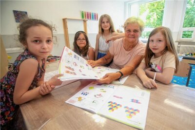 Was eine pensionierte Lehrerin in Plauen antreibt, immer weiter zu unterrichten - Zweimal wöchentlich gibt Gabriele Emmrich Förderunterricht in der Plauener Karl-Marx-Grundschule, wie hier mit Nora, Nele, Emily und Melina (von links).