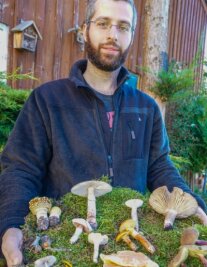 Was eine Pilz-App leisten kann - Pilzberater Jörg Hunger mit den Exemplaren, die er für den Pilz-App-Test frisch aus dem Wald geholt hat.